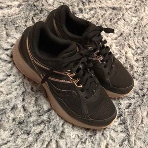 Womens Saucony versarun shoes size 7.5